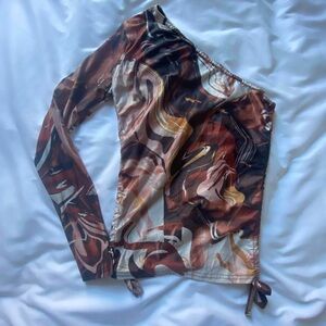 PrettyLittleThing Swirl Pattern One Sleeve Club Top